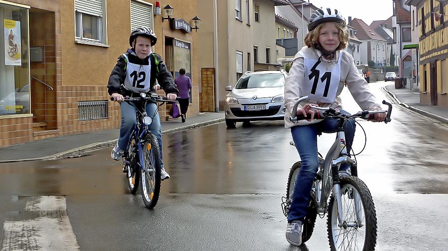 Liebfrauenhaus-Schüler bei der Prüfung zum Fahrad-Führerschein Liebfrauenhaus-Schüler bei der Prüfung zum Fahrad-Führerschein