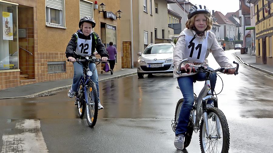 Rad-Prüfungsfahrt: Korrekt um den Postkreisel