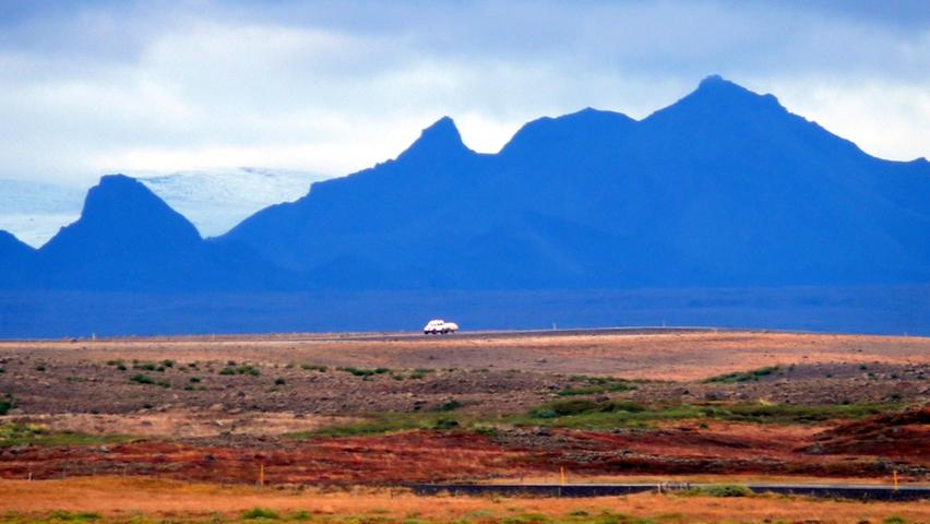 Weite Ebenen, steile Gebirge und Gletscher: Das ist typisch isländisch.