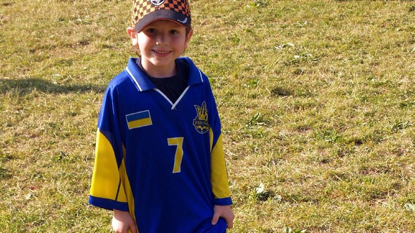 Der kleine Mika (8) vertreibt sich die Zeit mit Fußballspielen - vielleicht schafft er es ja auch mal in die Nationalmannschaft.