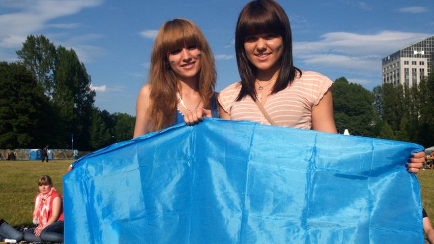 Die Ukrainerinnen Ludmila (links) und ihre Freundin posieren derweil mit Flagge vor der Kamera.