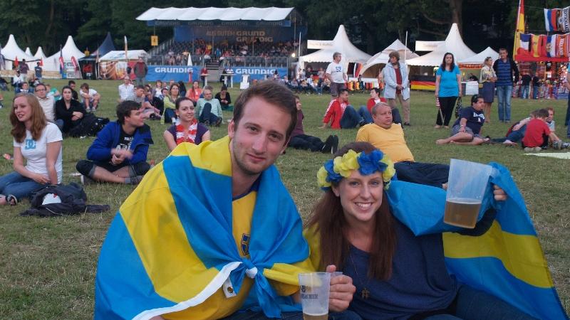 So müssen gut ausgestattete Fans der schwedischen Nationalmannschaft sein: Trikot, Fahnen und Blumenkette in den Farben des Landes.