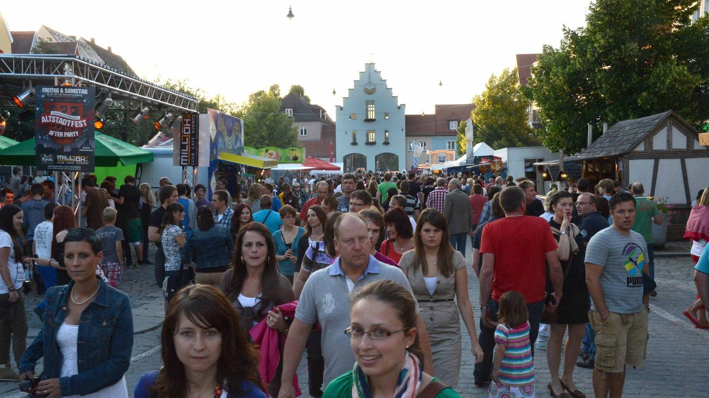 Freunde treffen, bummeln, Musik hören: Das Altstadtfest in Neumarkt hat viele Fans.