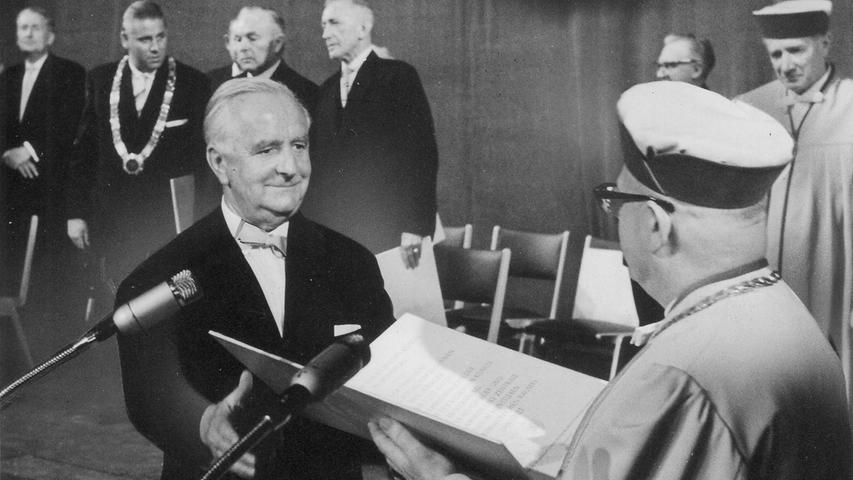 Dr. Joseph E. Drexel erhält von Professor Wilhelm die Urkunde als Ehrenmitglied. 21. Juni 1962: Würdevolle Feier für die Akademie