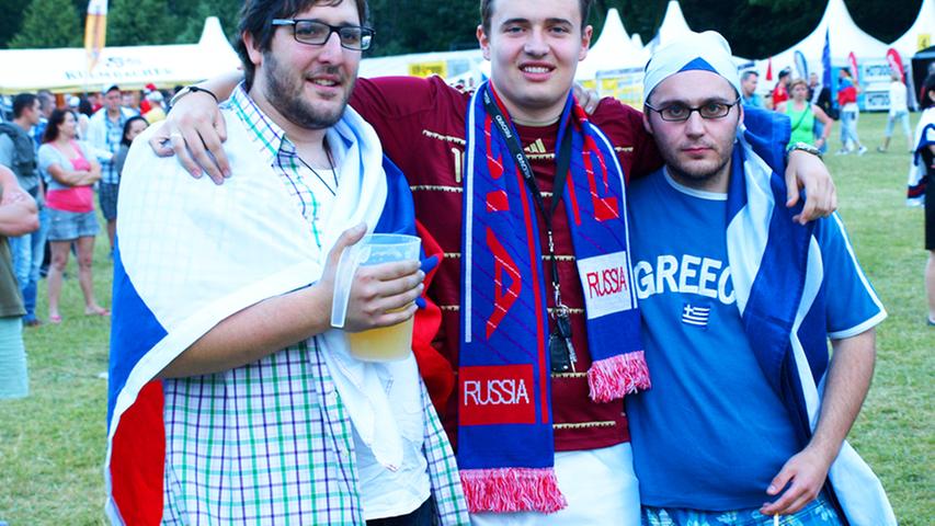 Noch steht es 0:0. Friedlich feiern Griechen und Russen miteinander.