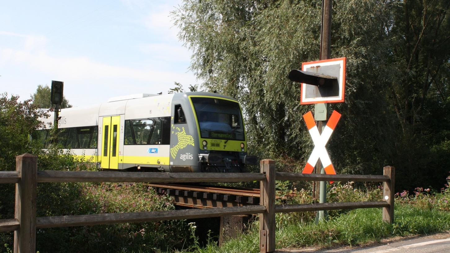 In Rentweinsdorf (Landkreis Hassberge) ist an einem unbeschränkten Bahnübergang ein Regionalzug wie der hier abgebildete mit einem BMW kollidiert. (Symbolbild) In Rentweinsdorf (Landkreis Hassberge) ist an einem unbeschränkten Bahnübergang ein Regionalzug wie der hier abgebildete mit einem BMW kollidiert. (Symbolbild)