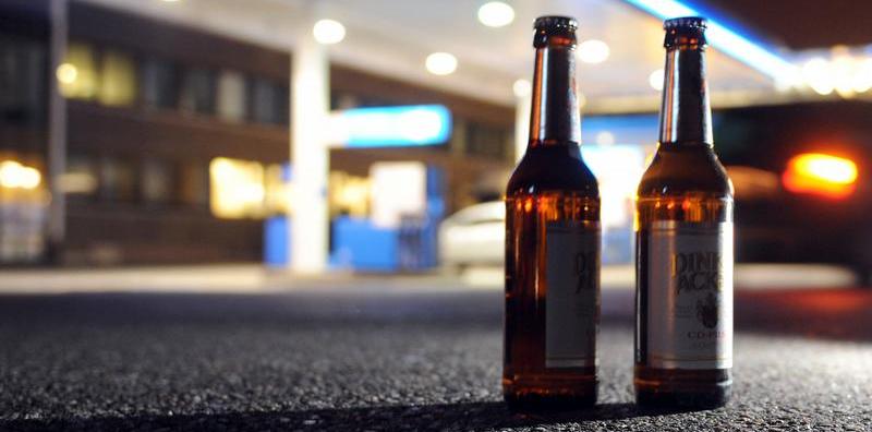 Auch nach 20 Uhr darf in den Tankstellen-Shops Alkohol eingekauft werden.