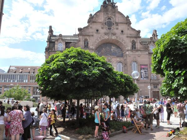 Nach einer rund zweistündigen Stadtwanderung mit viel Gesang picknickten die Teilnehmer am Richard-Wagner-Platz. Nach einer rund zweistündigen Stadtwanderung mit viel Gesang picknickten die Teilnehmer am Richard-Wagner-Platz.