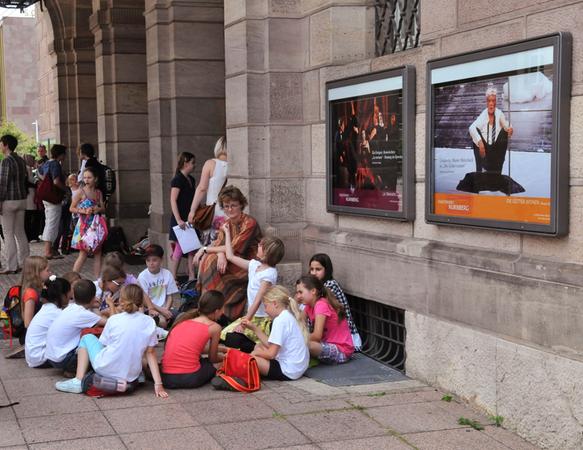 Kurze Erholung im Schatten des Opernhauses, wo der Abschluss der Aktion stattfand. Kurze Erholung im Schatten des Opernhauses, wo der Abschluss der Aktion stattfand.