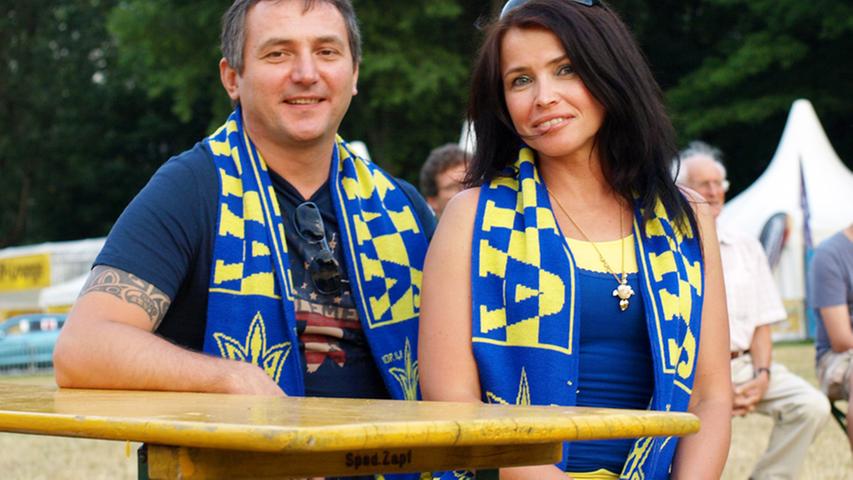 Beim Public Viewing auf der Wöhrder Wiese in Nürnberg sind die ukrainischen Fans klar in der Überzahl. 
 Genadi und Anzhelika (beide 40) aus Nürnberg glauben vor der Partie fest an einen Sieg ihrer Mannschaft.