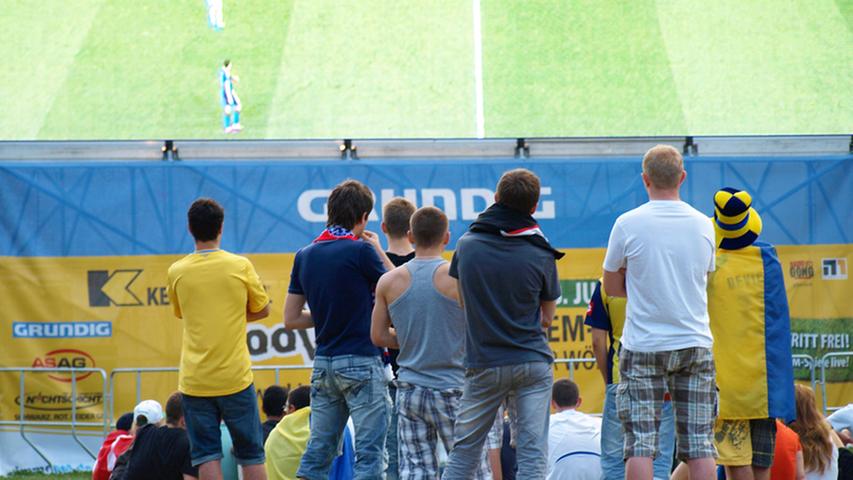 Nachdem Rooney in der 48. Minute die Engländer mit 1:0 in Führung gebracht hat, ist bei den Ukrainern Hoffen und Bangen angesagt. Angespannt starren die Fans auf die Leinwand.