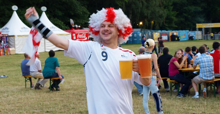 Die englische Anhängerschaft kümmert sich derweil bereits um Bier-Nachschub. Das Spiel endet letztendlich mit 1:0 für England - der Beginn einer feucht-fröhlichen Partynacht für die englischen Fans.
