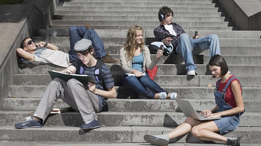 Chatten, Mailen, Skypen, Posten ist Alltag für die sogenannten „Digital Natives“ – eine Generation, die sich ganz selbstverständlich im Internet bewegt. Die Gewissheit, ständig erreichbar zu sein, ist ihnen wichtig. Chatten, Mailen, Skypen, Posten ist Alltag für die sogenannten „Digital Natives“ – eine Generation, die sich ganz selbstverständlich im Internet bewegt. Die Gewissheit, ständig erreichbar zu sein, ist ihnen wichtig.
