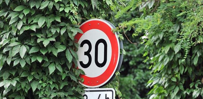 Streckenbeschränkungen mit einem Tempo-30-Limit gibt es an gefährlichen Stellen, etwa an unübersichtlichen Kurven oder vor Schulen. (Symbolbild)