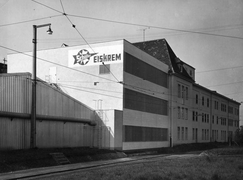 Schöllers Erfolgsgeschichte nahm seinen Lauf in den 1930er Jahren: 1935 entdeckte der gerade 18 Jahre alte Theo Schöller bei einem Berlin-Besuch einen Eisverkäufer mit Bauchladen, der Vanille-Eis am Stiel verkaufte. Das brachte ihn auf die Idee, solches Eis in Serie zu produzieren.