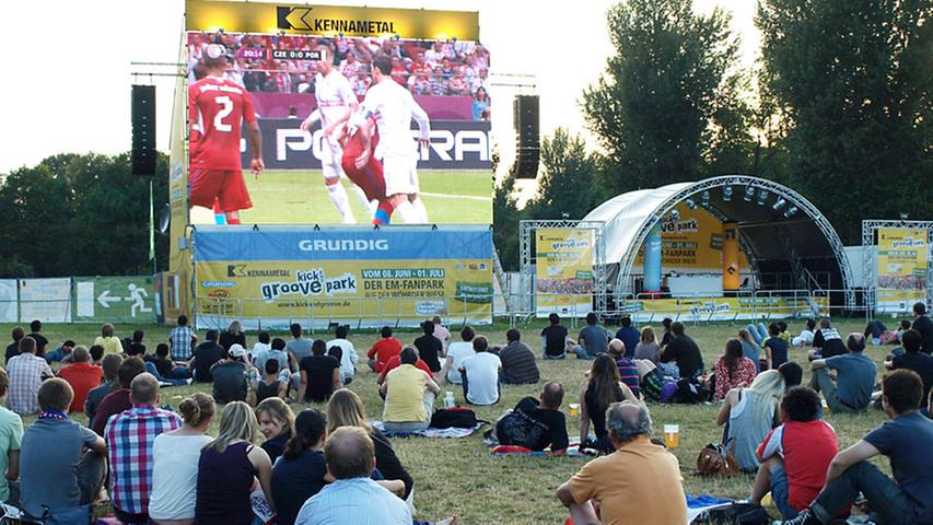 Anstoß für die K.O.-Runde der Fußball-Europameisterschaft: Bei der ersten Viertelfinal-Begegnung Tschechien gegen Portugal geht es beim Public Viewing auf der Wöhrder Wiese noch recht entspannt zu. Viel Betrieb ist nicht.