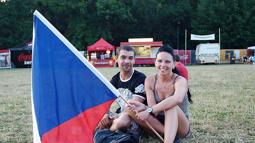 21.15 Uhr: Weder Portugiesen noch Tschechen haben bislang Grund zum Jubeln. Luci (27) und Sascha (26) hoffen allerdings, bald für ein Tor ihre Fahne schwenken zu können. Luci stammt aus Tschechien und lebt seit acht Jahren in Deutschland.
