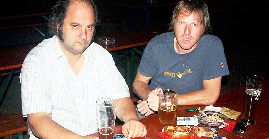 Den Kunigundenbiergarten in Lauf an der Pegnitz hat Wirt Jürgen Eichenmüller (rechts) in diesem Sommer neu eröffnet und ihm eine Runderneuerung verpasst. Der Biergarten unter den großen Kastanienbäumen am Kunigundenberg ist einer der schönsten im Landkreis Nürnberger Land. Das weiß auch Kabarettist, Comedian und Stammgast Matthias Egersdörfer , der in Lauf geboren ist. Wirt Jürgen Eichenmüller (rechts) gefällt's, kennt er Matthias doch schon aus seiner Jugendzeit. Den Kunigundenbiergarten in Lauf an der Pegnitz hat Wirt Jürgen Eichenmüller (rechts) in diesem Sommer neu eröffnet und ihm eine Runderneuerung verpasst. Der Biergarten unter den großen Kastanienbäumen am Kunigundenberg ist einer der schönsten im Landkreis Nürnberger Land. Das weiß auch Kabarettist, Comedian und Stammgast Matthias Egersdörfer , der in Lauf geboren ist. Wirt Jürgen Eichenmüller (rechts) gefällt's, kennt er Matthias doch schon aus seiner Jugendzeit.