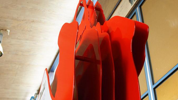 Die sieben identischen roten Skulpturen mit Dürers Silhouette sind wiederum jeweils siebenschichtig konstruiert. Damit soll nicht nur auf die sieben wichtigsten Nachbarn, denen die Ausstellung gewidmet ist, angespielt werden, sondern vor allem auch die Vielschichtigkeit des Künstlers dargestellt werden.  Hergestellt wird das Ganze von der Firma Hüttinger aus Schwaig, einem Familienbetrieb mit langjähriger Erfahrung in Sachen Ausstellungstechnik und -architektur.