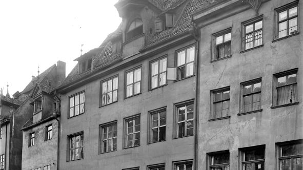 Quasi um die Ecke, in der Burgstraße 21, wohnte Dürers Lehrmeister und Bekannter Michael Wolgemut (1434-1519). In Wolgemuts Haus hatte Dürer nach Antritt seiner Lehre (1486), die "Dame mit dem Falken" gezeichnet.
