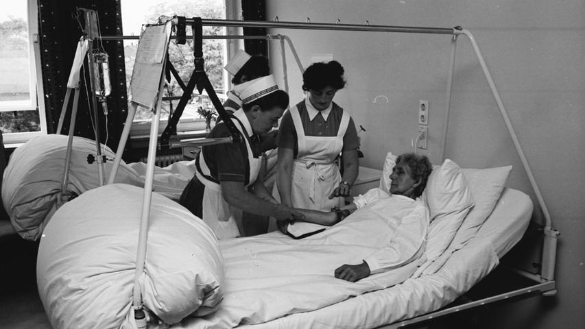 Immer noch ist das Nachwuchsproblem die größte Sorge der Krankenanstalten - es wird alles getan, um den Schwestern ihre anstrengende Arbeit zu erleichtern. In den drei Jahren ihrer Ausbildung kommen die Lernschwestern mit allen Problemen der Krankenpflege in Berührung. Sie müssen einen Säugling ebenso wie einen alten Menschen versorgen können – eine Aufgabe, die Geschick, Geduld und Einfühlungsvermögen erfordert. 23./24. Juni 1962: Das Krankenhaus erwartet Hilfe