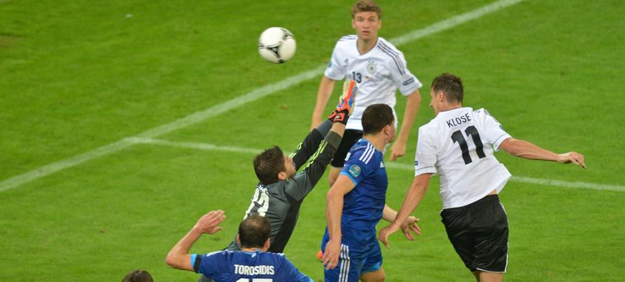 Und dieses Mal versuchte das deutsche Team nicht, sich auf der Führung auszuruhen. Nach einer Freistossflanke von Mesut Özil in den Strafraum, war es Miroslav Klose, der per Kopf...
