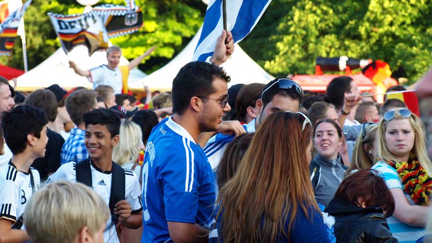 Griechische Fans sind in der Menge rar gesät. Mit viel Glück lässt sich hier und da ein Anhänger der Helenen erkennen.
