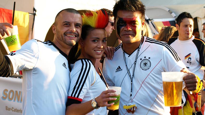 Einmal im Inneren angekommen, decken sich viele Fans ohne große Umschweife mit alkoholischen Getränken ein. Sie wollen schließlich in Feierlaune kommen. Wo man auch hinhört: jeder rechnet mit einem Sieg der deutschen Nationalmannschaft.