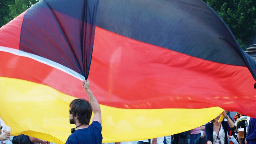 Im deutschen Fanlager versucht man mit monströsen Fahnen Beistand vom Fußballgott zu erwirken.