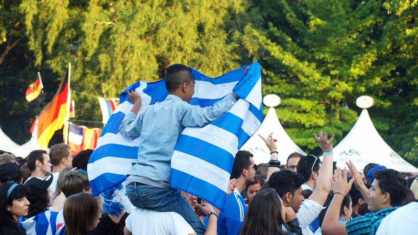 20.53 Uhr: Zum ersten Mal Griechenland: Samaras schirmt das Spielgerät am linken Flügel ab. Der Ball wandert von Maniatis zu Makos, der aus 20 Metern abzieht. Sein Flachschuss ist aber kein Problem für Neuer. Verständlich, dass zu diesem Zeitpunkt auch im griechischen Fanlager noch grenzenloser Optimismus herrscht. "Hellas, Hellas!", skandiert das kleine Grüppchen griechischer Fans immer wieder.