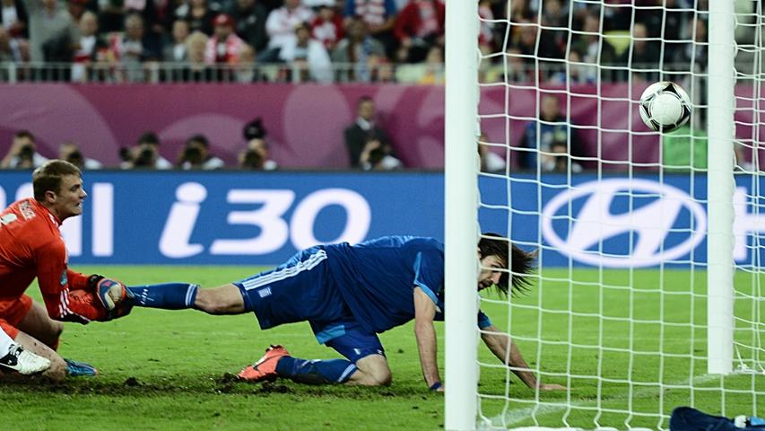 ... und den Ball zum 1:1 ins Tor bugsierte. Das Manuel Neuer den griechischen Stürmer Samaras noch am Fuß festhielt, konnte den Ausgleich auch nicht mehr verhindern.