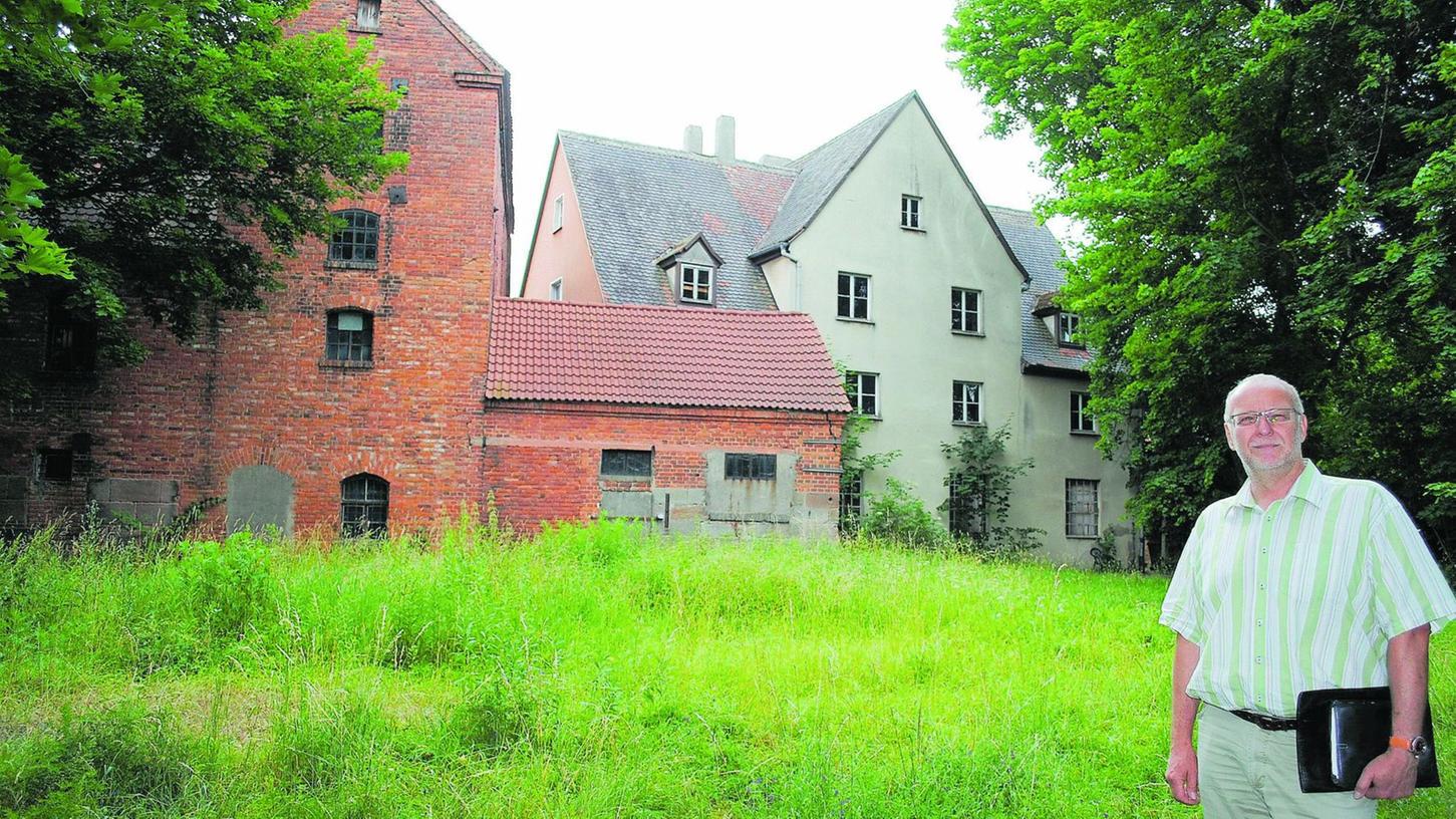 Er hatte die Idee zum „Goldschlägerhof“: der Schwabacher Architekt Georg Klemm. Der rote Backsteinbau im Hintergrund links ist eine frühere Mälzerei, die saniert werden soll. Die Gebäude rechts daneben werden abgerissen und durch Neubauten ersetzt. Im Garten ist ebenfalls ein Neubau sowie ein Innenhof vorgesehen.