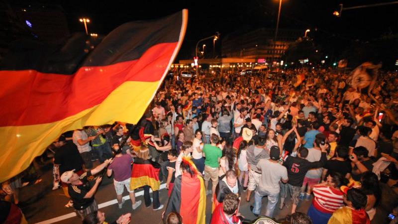 Humba Täterä: Deutsche Fans bejubeln am Plärrer den Halbfinaleinzug