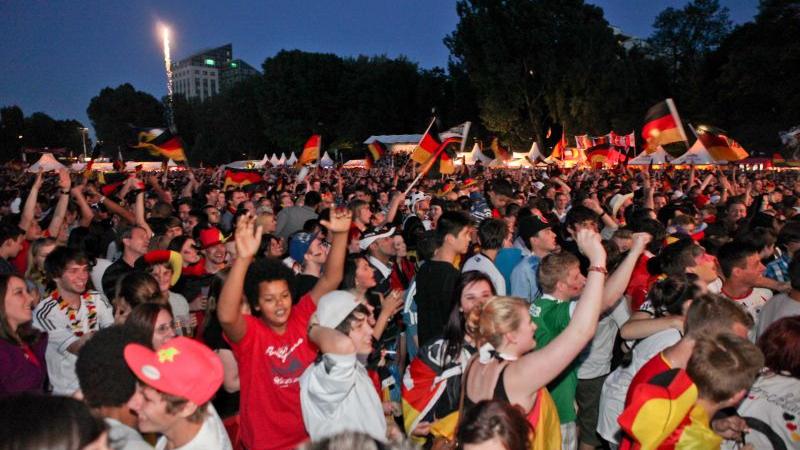 Zehntausende bejubeln den Sieg, kurz darauf ging die rauschende Party auf Nürnbergs Straßen weiter.