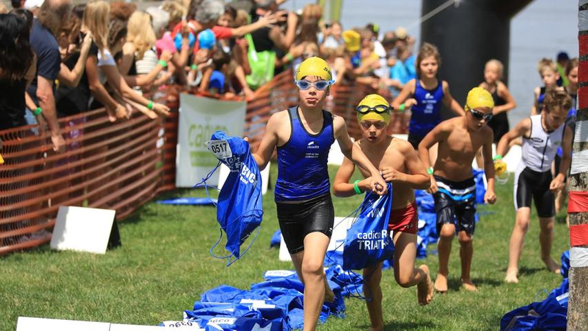 Tag eins der Triathlon-Festspiele stand ganz im Zeichen der Jugend. Mit professionellem Material kämpfte der Nachwus teils erbittert um den Sieg.