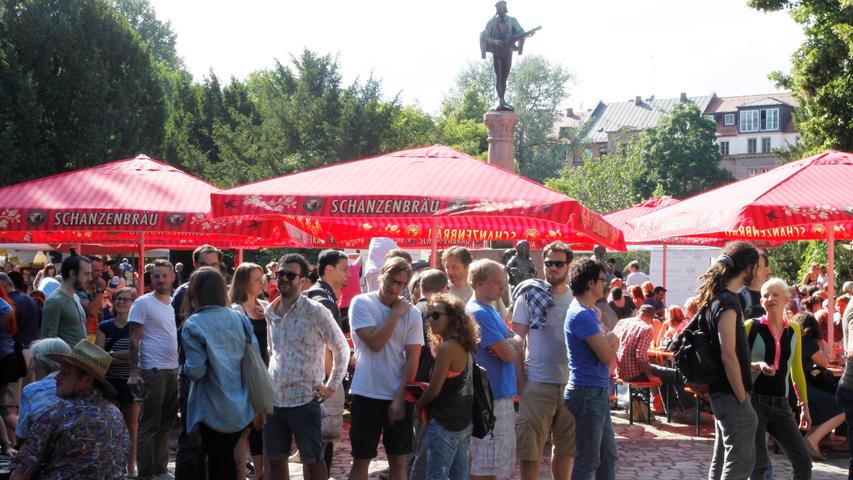 Viele junge Leute trafen sich beim Sommerkiosk zum Flanieren und Entspannen.