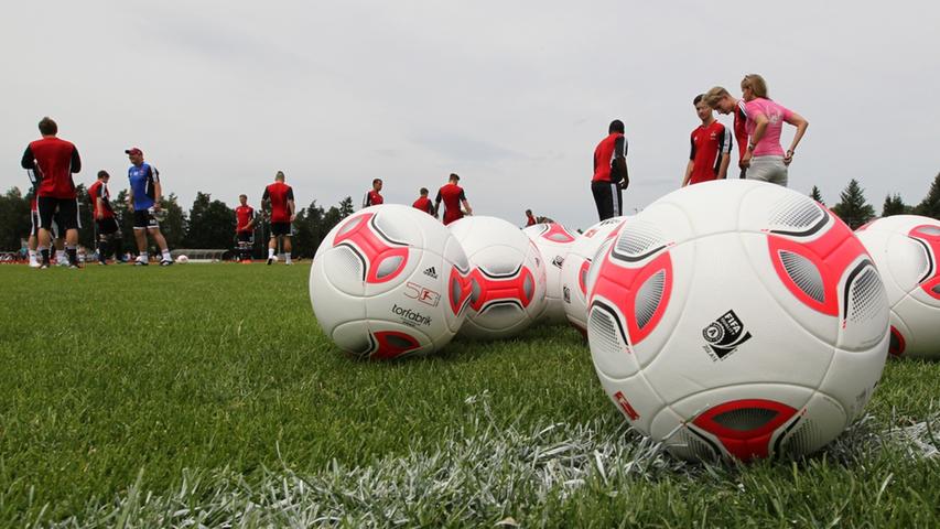 Neben neuen Spielern gab es für den 1. FC Nürnberg auch neues Material: Ausrüster Adidas lieferte pünktlich zum Beginn der Saisonvorbereitung die neue "Torfabrik".