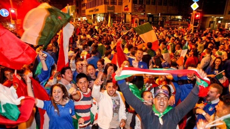 Hunderte Tifosi haben nach dem Einzug der italienischen Fußball-Nationalmannschaft ins Halbfinale der Europameisterschaft am Sonntagabend rund um den Nürnberger Plärrer für Partystimmung gesorgt. Auf den sonst vielbefahrenen Straßen ging zeitweise nichts mehr.
