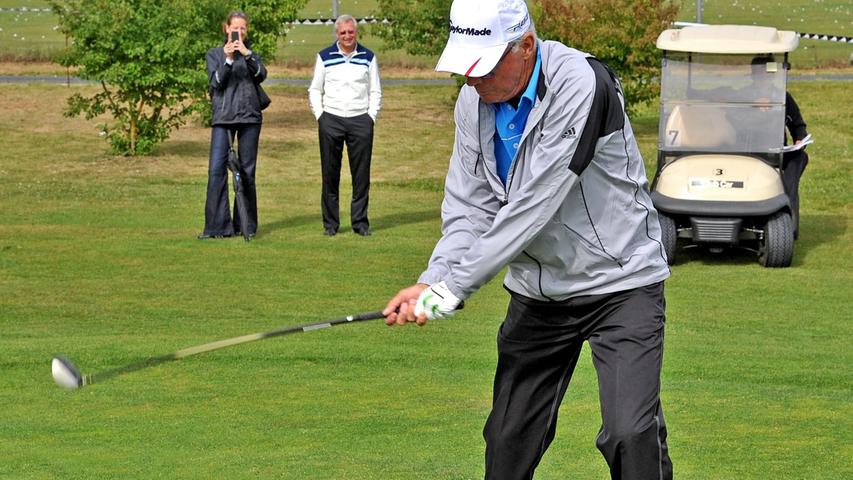 Auch Franz Beckenbauer schwang den Golfschläger beim "TaylorMade-adidas Golf Pro-Am 2012" am Montag.