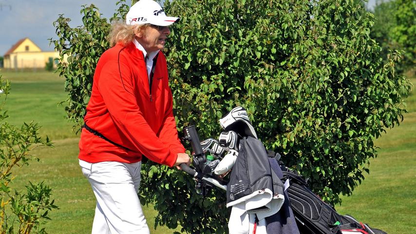 Thomas Gottschalk brauchte keinen Caddy: Er schob seine Golftasche selbst und hielt sich beim Golfen vornehm zurück.
