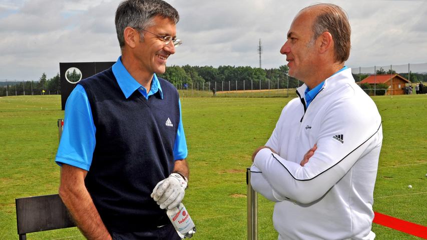 Herbert Hainer, Vorstandsvorsitzender der adidas AG und Mitglied des Golf-Clubs Herzogenaurach (links), hatte zur Veranstaltung eingeladen. Neben ihm im Gespräch stand Umberto Gandini, Vorstandsmitglied beim Fußballclub AC Mailand.