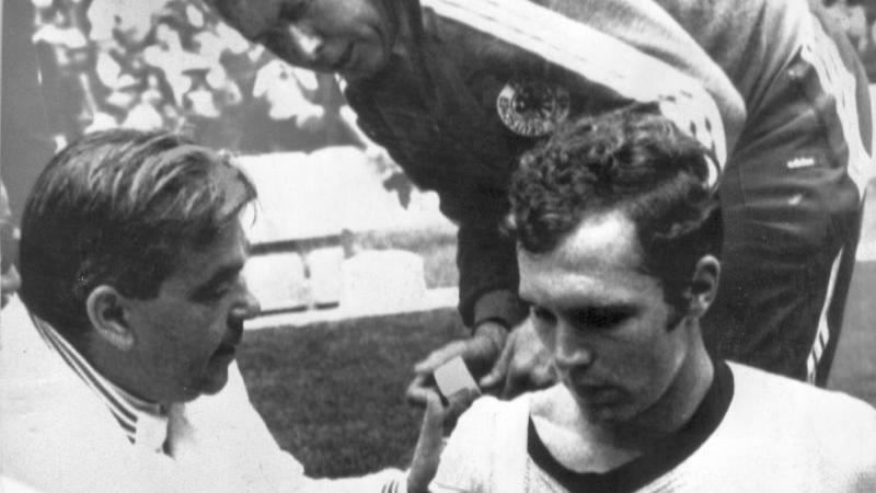 ... 1970 beim Halbfinale der Weltmeisterschaft in Mexiko, als die Stiefel-Kicker um Luigi Riva und Gianni Rivera dem deutschen Team um Franz Beckenbauer im "Jahrhundertspiel" nicht nur körperliche Schmerzen bereiteten.