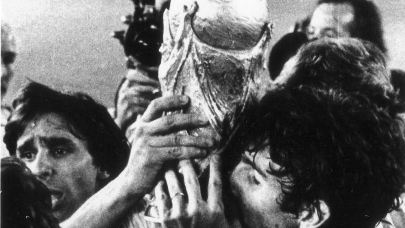 Paolo Rossi herzte den WM-Pokal verständlicherweise ausführlich.