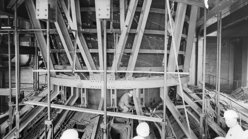Das Unterteil des 44 Meter hohen Hochdruckkessels, in dem 108 Kilometer Rohrleitungen kunstvoll verstaut sind, und der im Betrieb einen Druck von 285 atü aushalten muß. Jeder der 20.000 Schweißstellen muß sorgfältig geprüft werden. Zum Artikel 26. Juni 1962: 108 km Stahlrohr in einem Kessel