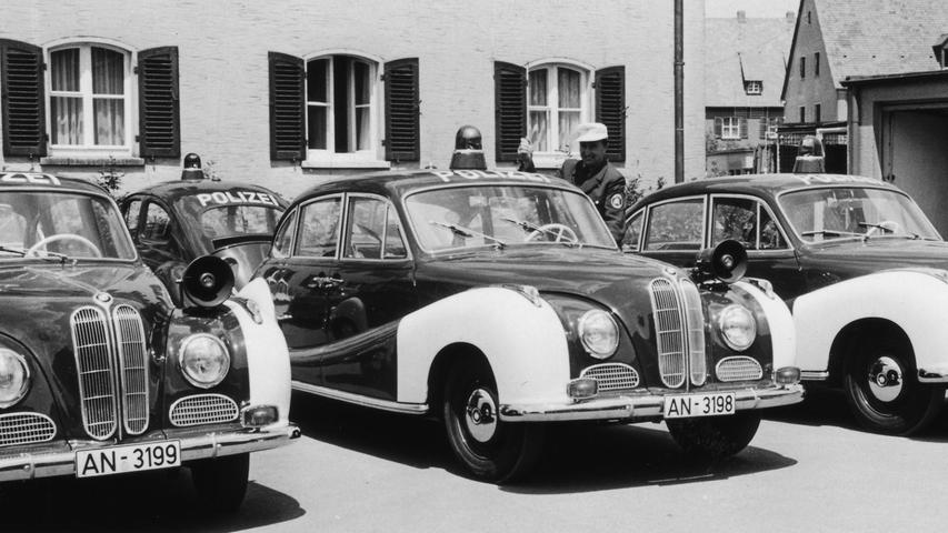 Nagelneu im traditionellen Dunkelgrün mit weißen Kotflügeln: Fahrzeuge der Autobahnwache. Zum Artikel 29. Juni 1962: Die Wächter auf den Autobahnen