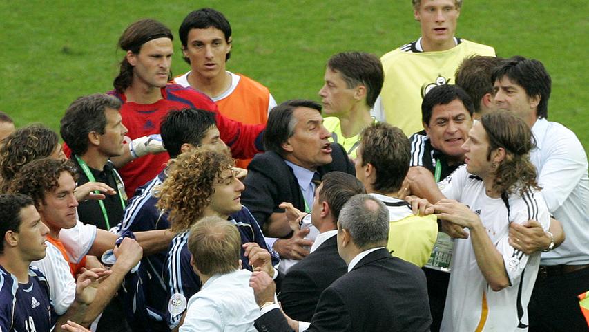 Bei der WM 2006 hatten sich die Italiener schon vor dem direkten Duell unbeliebt gemacht. Angeblich hatten sie mittels Videomaterial bewiesen, dass Deutschlands Mittelfeldkämpfer Torsten Frings nach dem Viertelfinale einen Argentinier geschlagen hatte.  In jdem Fall erwirkten eine Sperre von Frings im Halbfinale gegen - eben - Italien.