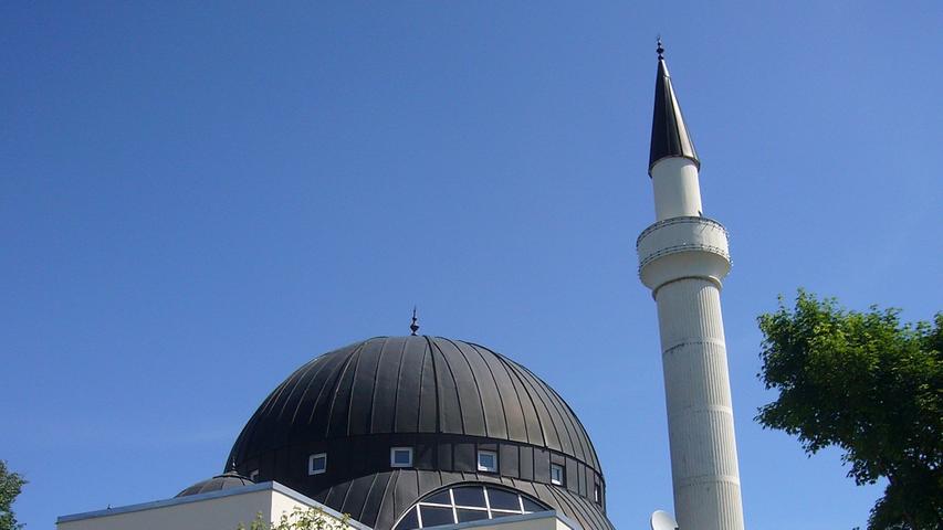 Rund 400 Moscheen gibt es in Bayern. Kaum einer stört sich daran, solange sie im Hinterhof untergebracht oder im Gewerbegebiet eingebettet sind – und kein Minarett in die Höhe ragt. Über die nun in Nürnberg geplante Moschee der Ahmadiyya-Gemeinde in Gibitzenhof mit einem 13 Meter hohen Minarett ist mittlerweile ein Kulturstreit im Stadtrat entbrannt. In unserer Fotogalerie zeigen wir einige weitere Moscheen in Süddeutschland. Hier ist die Hicret-Moschee in Lauingen zu sehen. Erbaut...
 
 (Zum Artikel)