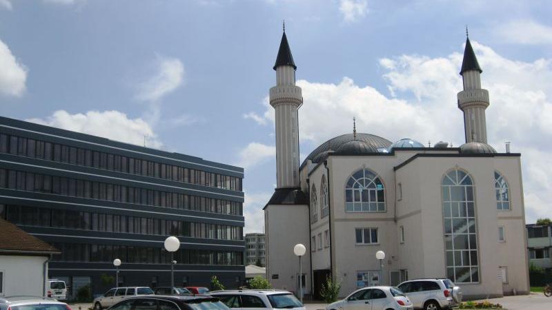 In Ingolstadt steht Bayerns größte Moschee. Sie ist gleich mit zwei Minaretten ausgestattet. Die Architektur der Kocatepe-Moschee der Diyanet-Gemeinde ist klassisch gehalten und der gleichnamigen Moschee im türkischen Ankara nachempfunden.