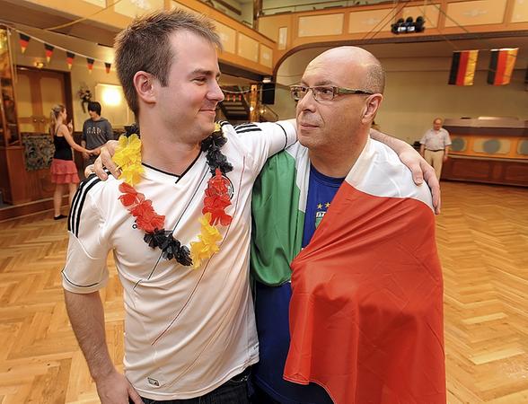 Uneinig: Sebastian Strattner und Pino Provenzano (mit dem Trikot von 2006). Uneinig: Sebastian Strattner und Pino Provenzano (mit dem Trikot von 2006).