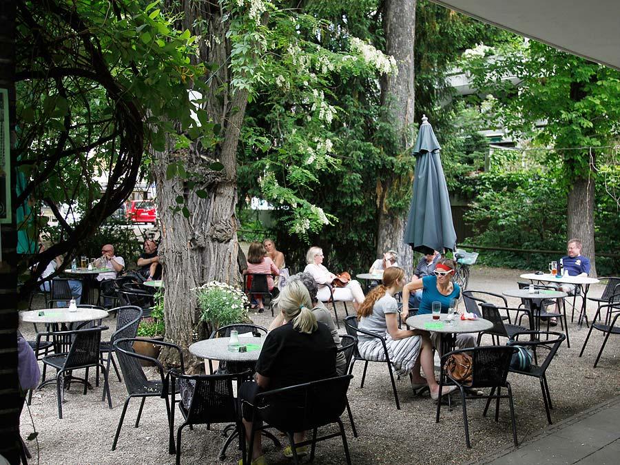 Ganz entspannt, und das schon seit 20 Jahren: Das Café Kiosk im Rosenau-Park ist Treffpunkt für ein buntes Publikum.